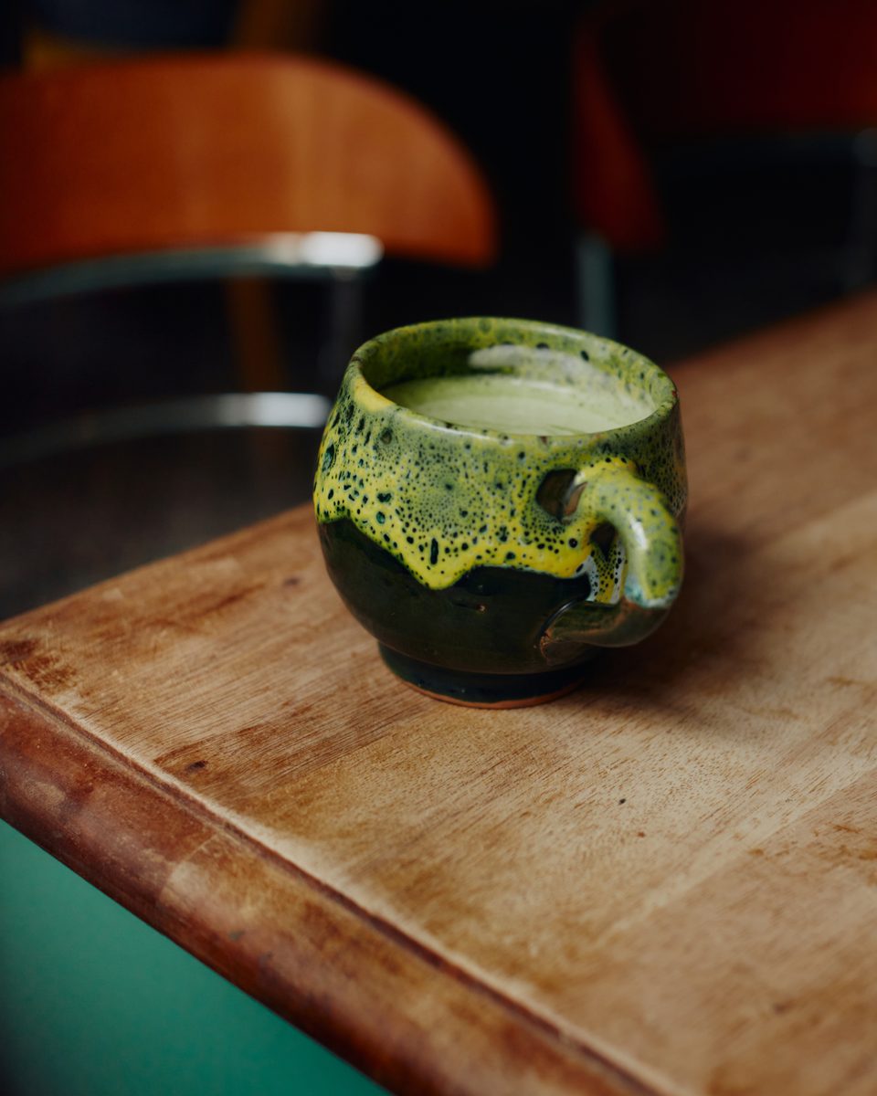 Matcha latte servi dans une tasse en céramique faite main