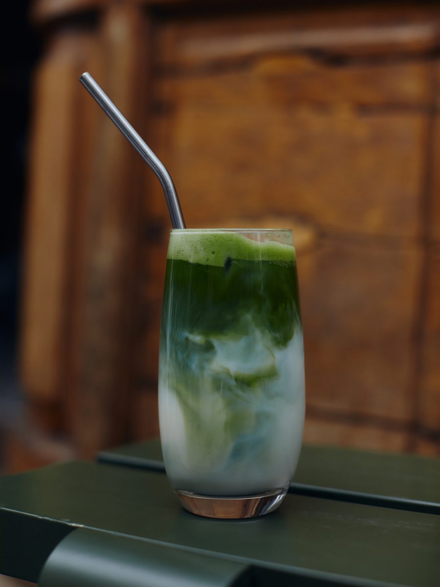 Matcha glacé servi dans un grand verre au café Franquette